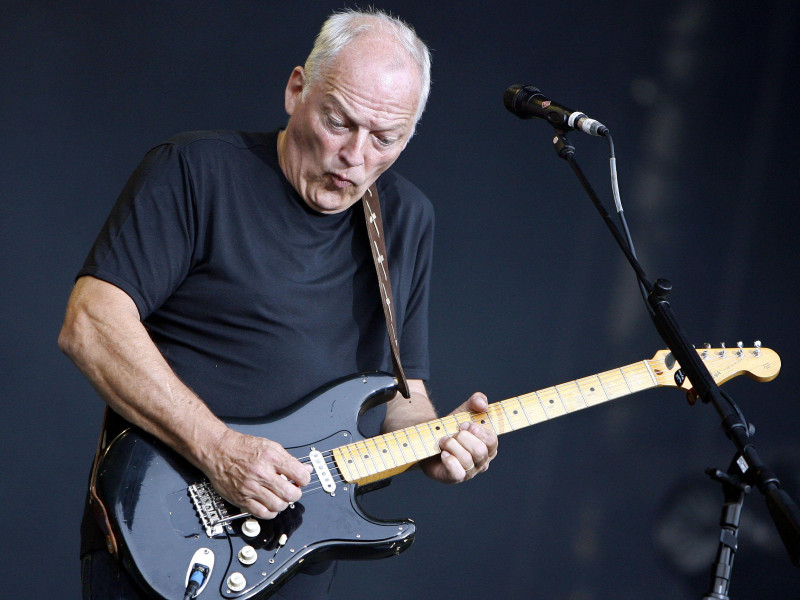 DAFX7K (dpa-file) - A file picture dated 29 July 2006 shows singer, guitarist, songwriter and composer of the British rock band Pink Floyd, David Gilmour, performing at the Koenigsplatz in Munich, Germany. Gilmour celebrates his 65th birthday on 06 March 2011. Photo: Andreas Gebert