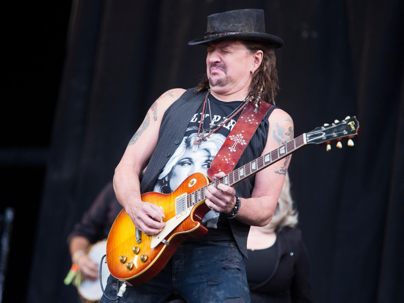 TXNT1X Bon Jovi guitarist Richie Sambora plays Lay Your Hands On Me with American country star Dolly Parton on the main Pyramid Stage of Glastonbury Festival in 2014. Glastonbury Festival of Contemporary Performing Arts is the largest music festival in UK, attracting over 135,000 people each to Pilton, Somerset.