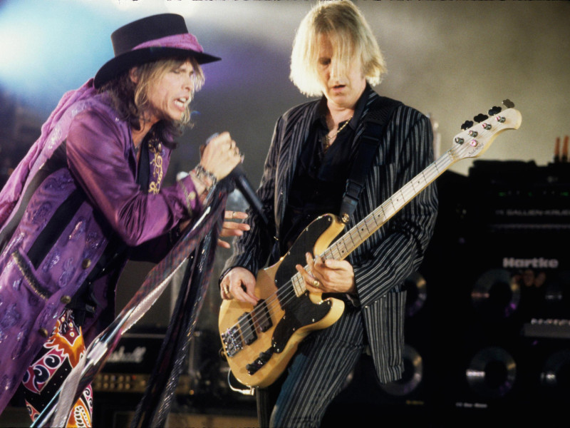 TYRJ9H AEROSMITH US rock group with Steven Tyler at left and Tom Hamilton  on May 7, 1999 at Blockbuster Pavilion in Devor, California. Photo: Jeffrey Mayer