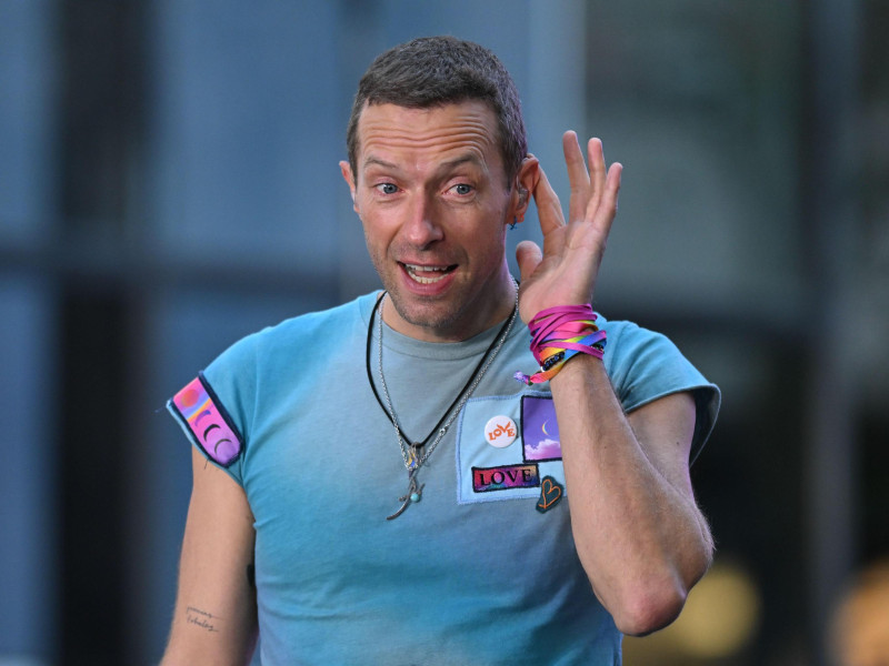 2Y9WNBE Chris Martin of Coldplay performs on NBC's "Today" at Rockefeller Plaza on October 08, 2024 in New York City.