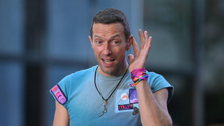 2Y9WNBE Chris Martin of Coldplay performs on NBC's "Today" at Rockefeller Plaza on October 08, 2024 in New York City.
