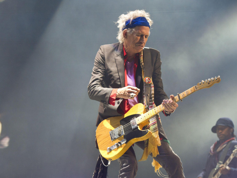 2D70NK0 Keith Richards of the Rolling Stones performing on the Pyramid stage at the Glastonbury Festival, at Worthy Farm in Somerset.