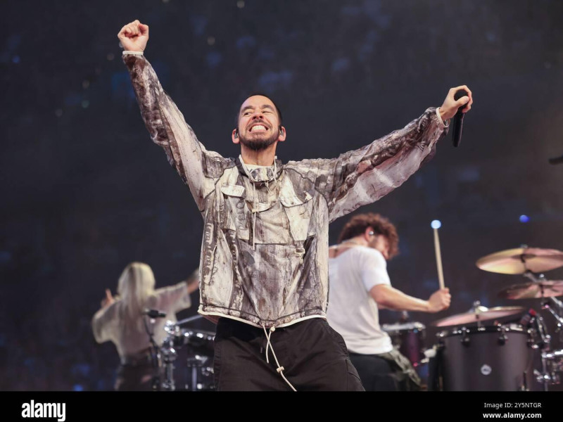2Y5NTGR 2Y5NTGR Hamburg, Germany. 22nd Sep, 2024. Mike Shinoda from the US band Linkin Park at a concert in the Barclays Arena. Credit: Christian Charisius/dpa/Alamy Live News