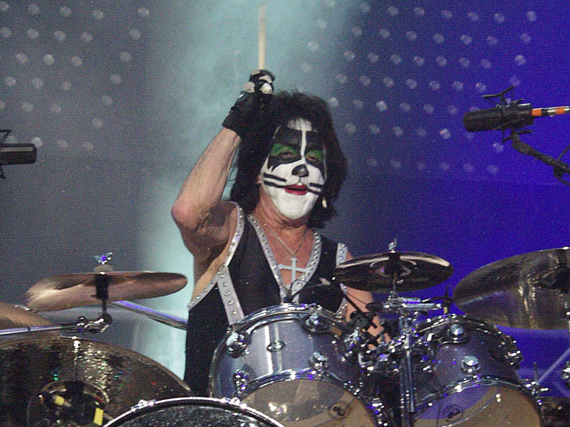 PKD1N9 Peter Criss of KISS performs at Lakewood Amphitheatre in Atlanta, Georgia on September 14, 2003. CREDIT: Chris McKay / Mediapunch