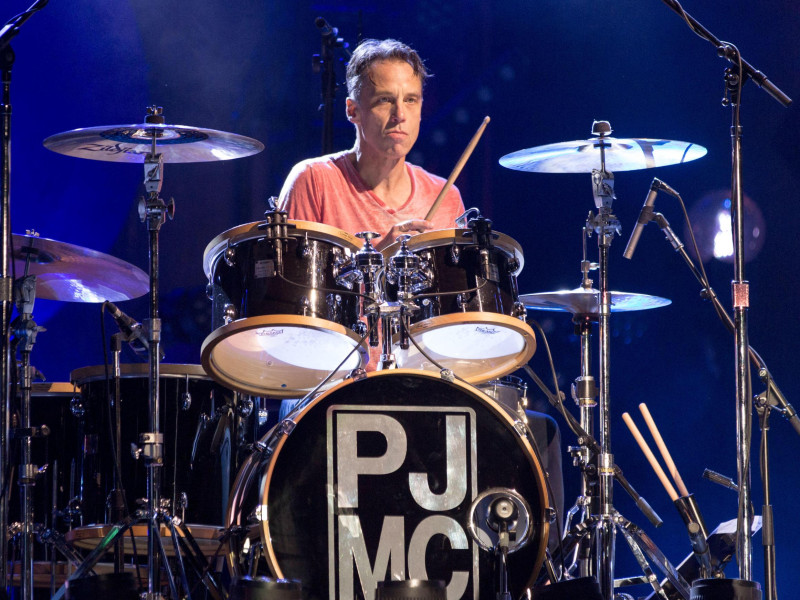G3Y5C8 Oshkosh, Wisconsin, USA. 12th June, 2016. Drummer MATT CAMERON of Pearl Jam performs live at Great Stage Park during Bonnaroo Music and Arts Festival in Manchester, Tennessee © Daniel DeSlover/ZUMA Wire/Alamy Live News