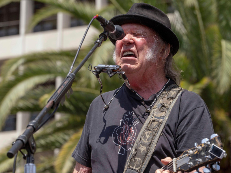 3AKTJX9 Los Angeles, California, USA. 12th Apr, 2025. NEIL YOUNG performs at Grand Park in support of Senator Bernie Sanders' (I-VT) Fighting Oligarchy tour stop in Los Angeles.(Credit Image: © Brian Cahn/ZUMA Press Wire) EDITORIAL USAGE ONLY! Not for Commercial USAGE!