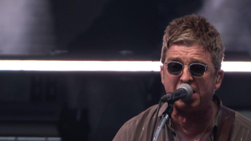 3C3F3AD London, United Kingdom. 25th July 2025. The Gallagher brothers on stage together at Wembley Stadium once again, as the Oasis reunion arrvies to London. Cristina Massei/Alamy Live News IMAGES MAY ONLY BE USED IN RELATION TO THE EVENT. NO COMMERCIAL USE. NO USE IN PUBLICATIONS SOLELY DEDICATED TO THE ARTIST. NO USE AFTER JULY 24, 2026