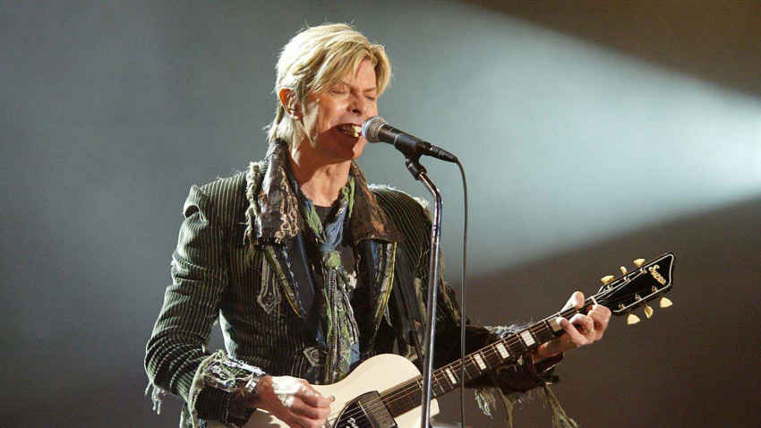 2HBJAAG David Bowie performs and headlines live on stage at the Isle of Wight Festival in Newport, Isle of Wight on Sunday.