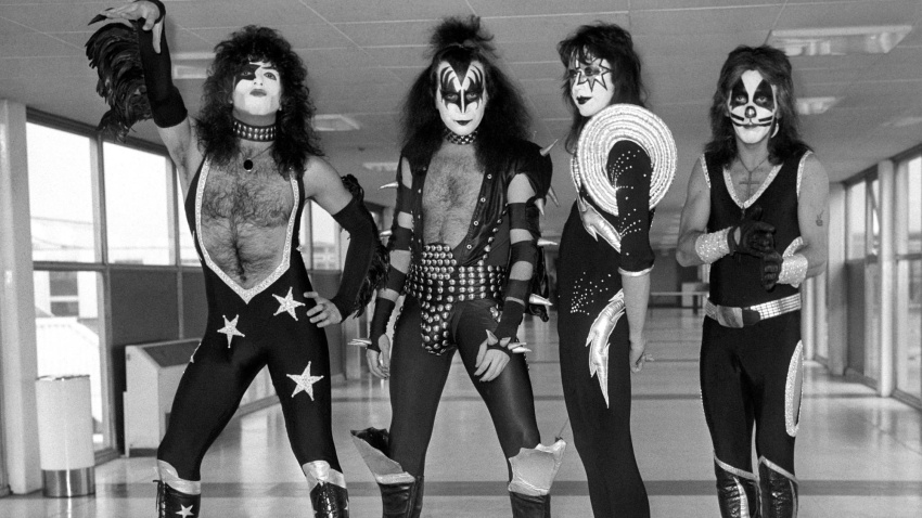 GBD132 Music - Kiss  - Heathrow Airport - London