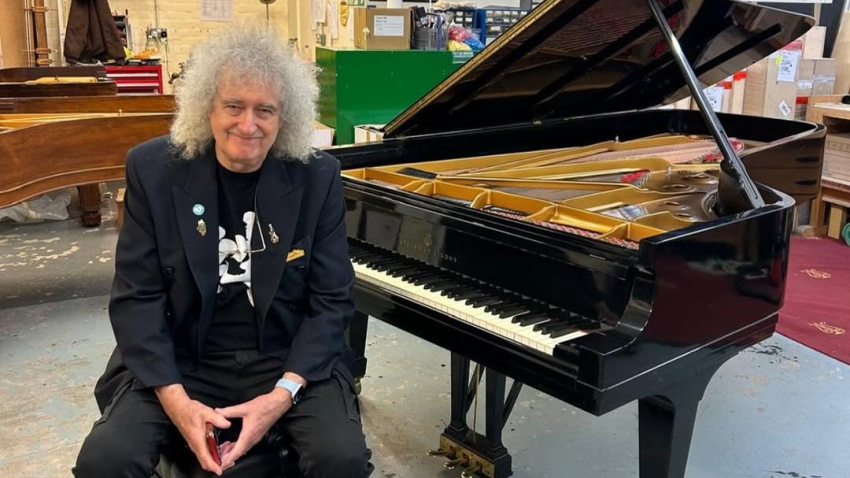 Brian May (Queen) intriga subiendo una foto junto al piano de Feddie Mercury: “Lo que estás escuchando es lo que ves aquí”