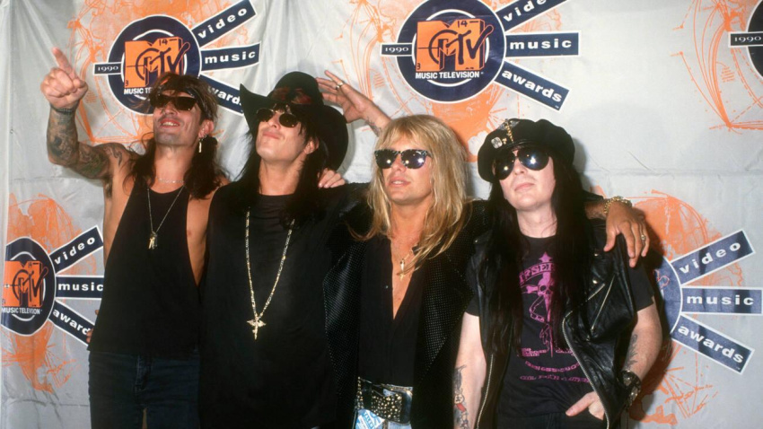 MNC5WA MNC5WA UNIVERSAL CITY, CA - SEPTEMBER 6: (L-R) Musicians Tommy Lee, Nikki Sixx, Vince Neil and Mick Mars of rock band Motley Crue attend the Seventh Annual MTV Video Music Awards on September 6, 1990 at Universal Amphitheatre in Universal City, California. Photo by Barry King/Alamy Stock Photo