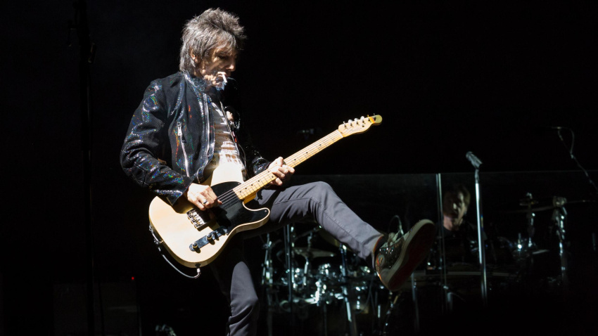 F1RBDJ Ewhurst, Surrey, England.  5th September 2015.  Ronnie Wood smokes as he plays the guitar performing live on stage with The Faces. The Faces reunion: Rod Stewart, Ronnie Wood and Kenney Jones, the surviving members of The Faces, performed together for the first time in over 40 years in a live concert at Hurtwood Park Polo Club, Ewhurst, Surrey, England, as part of the Rock 'n' Horsepower event in support of Prostate Cancer UK. Credit:  Graham Prentice/Alamy Live News