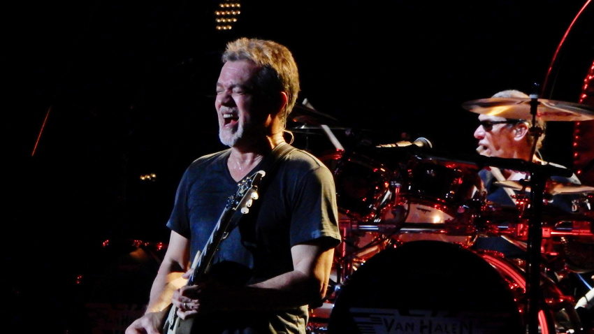 KKC8Y2 PHOENIX, AZ - SEPTEMBER 28: Alex Van Halen, Eddie Van Halen of Van Halen performs at Ak-Chin Pavilion on September 28, 2015 in Phoenix, ArizonaPeople:  Alex Van Halen, Eddie Van Halen