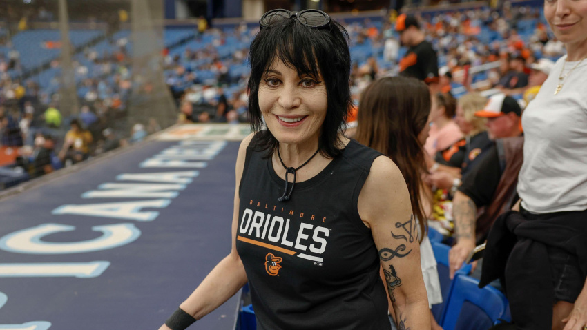 2R8M0F7 St. Petersburg, FL USA; 80?s Rock and Roll legend, Joan Jett, came to cheer on her Baltimore Orioles during an MLB game against the Tampa Bay Rays on