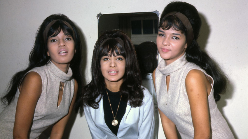 FC2K5D RONETTES US vocal trio in 1965 from left Ronnie Spector. Estelle Bennett, Nedra Talley. Photo Tony Gale
