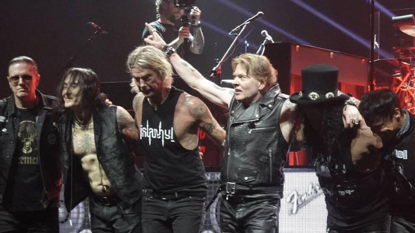 3EDXKA7 3EDXKA7 Hollywood FL, USA. 05th May, 2026. Axl Rose, Duff McKagan, Slash, Richard Fortus, Dizzy Reed and Isaac Carpenter of Guns N' Roses perform during The Guns N' Roses World Tour 2026 at Hard Rock Live held at the Seminole Hard Rock Hotel & Casino on May 5, 2026 in Hollywood, Florida. Credit: Mpi04/Media Punch/Alamy Live News
