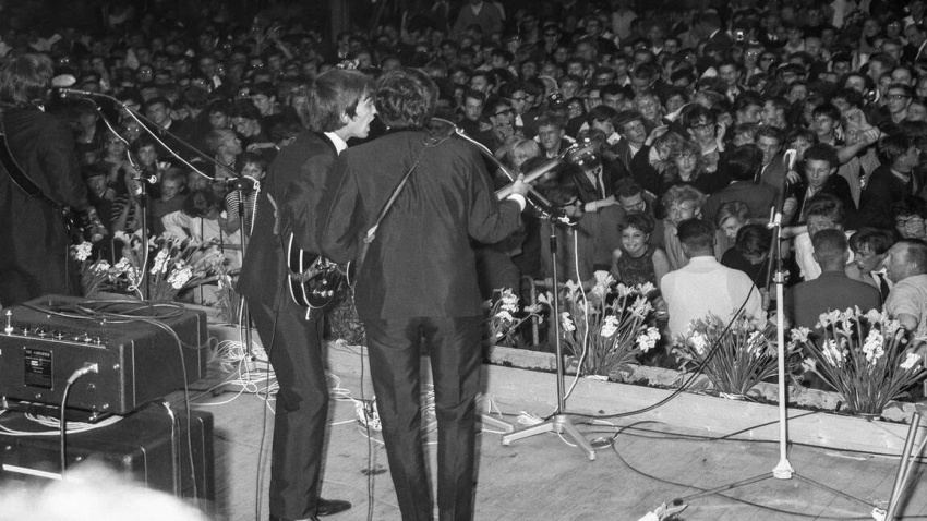 2XCX0EK 2XCX0EK Backstage view of The Beatles performing live at the Blokker auction hall on June 7, 1964 in Blokker, Netherlands.