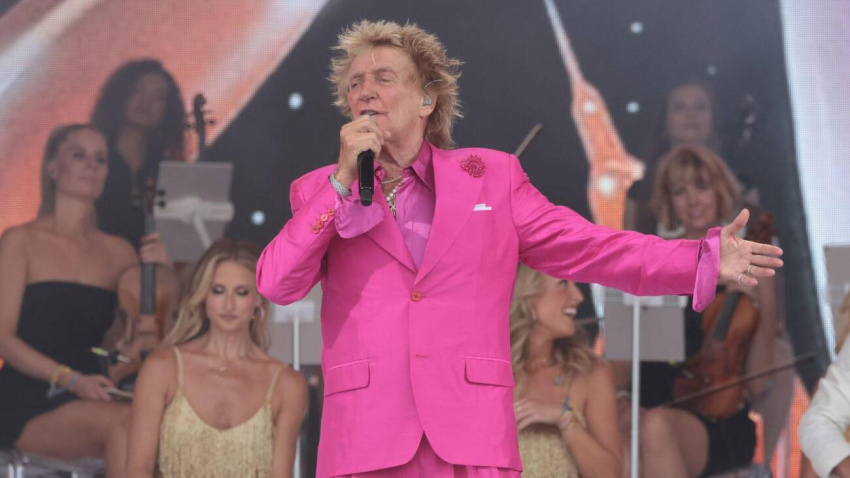 3BN0X4B 3BN0X4B Glastonbury, UK. 29th June, 2025. British singer Rod Stewart performs in the Legends slot on the Pyramid Stage at the 2025 Glastonbury Festival in Glastonbury on Sunday, June 29, 2025. Glastonbury is one of the biggest music festival in the world with over 210,000 people attending. Photo by Hugo Philpott/UPI Credit: UPI/Alamy Live News