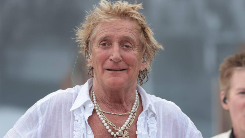 3BN0X47 3BN0X47 Glastonbury, UK. 29th June, 2025. British singer Rod Stewart performs in the Legends slot on the Pyramid Stage at the 2025 Glastonbury Festival in Glastonbury on Sunday, June 29, 2025. Glastonbury is one of the biggest music festival in the world with over 210,000 people attending. Photo by Hugo Philpott/UPI Credit: UPI/Alamy Live News