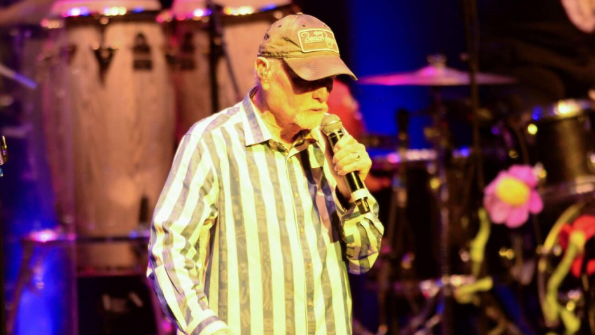 3D5E33E Hollywood, USA. 14th Nov, 2025. Mike Love performs with The Beach Boys in Hollywood, Florida, on November 14, 2025. The performance was part of their Sounds of Summer tour. (Photo by Geoffrey Clowes/Sipa USA) Credit: Sipa USA/Alamy Live News