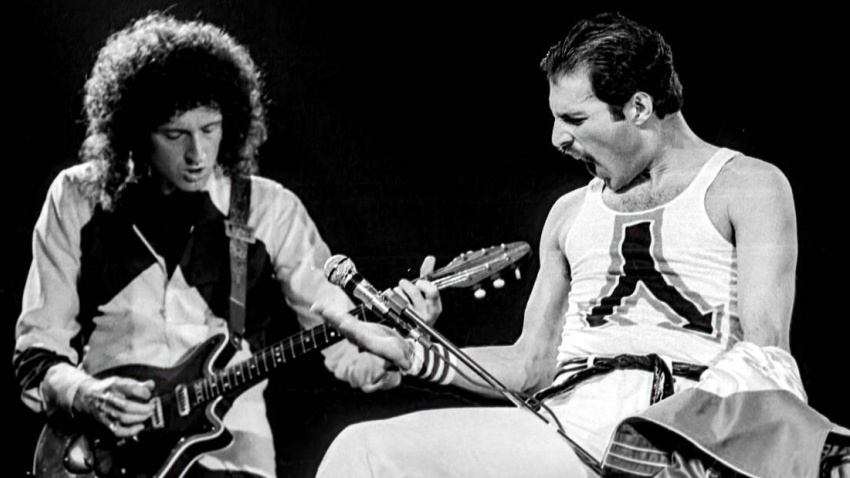 2KHXFXD Queen performing in The Groenoordhallen in Leiden Holland 1986 vvbvanbree fotografie