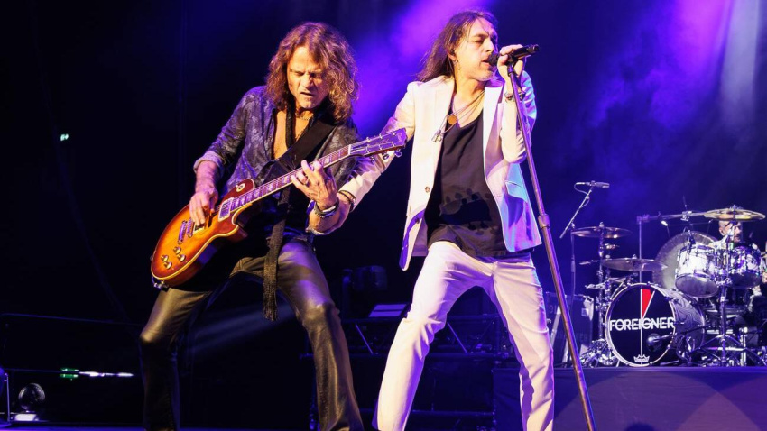 3ET1KCR London, United Kingdom, 19th June, 2026. Guitarist John Roth and Singer Luis Maldonado of rockband Foreigner performing live at Wembley Arena. Credit: Manuela Langotsch/Alamy Live News
