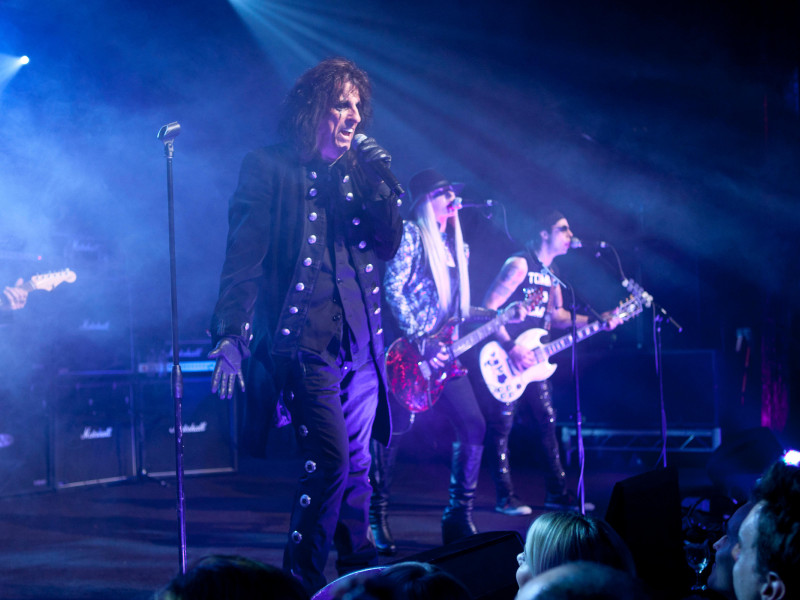 Orianthi tocando con Alice Cooper en 2012