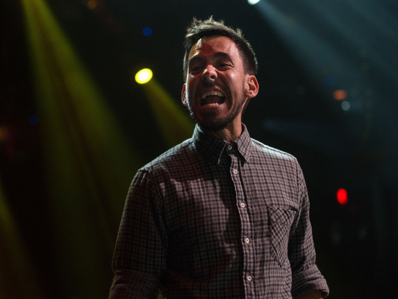 D28N91 Linkin Park lead singer Mike Shinoda on stage at a concert in Moody Theater in Austin, Texas