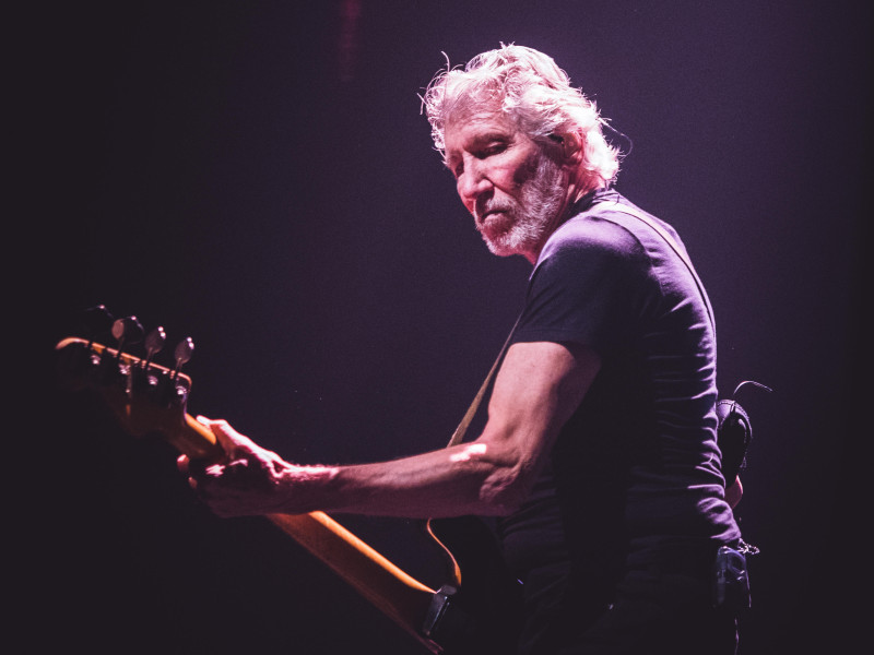 MD3CME Milan, Italy. 17th Apr, 2018. The music legend, singer and song writer, Roger Waters Performing live on stage at the Assago Forum in Milan for his first "Us + Them" italian tour concert Credit: Alessandro Bosio/Alamy Live News