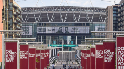 2Y00B7H London, UK. 28th August 2024. Screens at Wembley Stadium advertise the forthcoming gigs by Oasis, currently scheduled to play four nights in July and August 2025 at the famous stadium, as tickets are due to go on sale later in the week. The Manchester rock band, led by Noel and Liam Gallagher, recently announced a reunion tour after 15 years. Credit: Vuk Valcic/Alamy