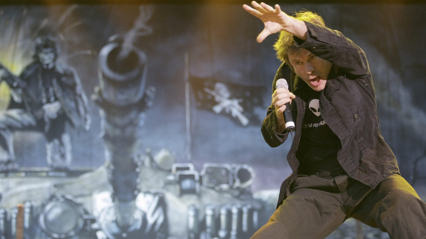 DAWPY3 The lead singer of the heavy-metal band Iron Maiden, Bruce Dickinson, performs during an Open-Air concerton the occasion of the 25th anniversary of their success album 'The Number of the Beast' in Ludwigshafen, Germany, 08 June 2007. Photo: Ronald Wittek
