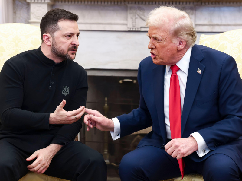 2SYE48W Ukrainian President Volodymyr Zelensky (L) talks with US President Donald Trump (R) in the Oval Office of the White House in Washington, DC, USA, 28 February 2025. Zelensky is in Washington to sign the framework of a deal, pushed by President Trump, to share Ukraines's mineral wealth with the US.Credit: Jim LoScalzo/Pool via CNP /MediaPunch Credit: MediaPunch Inc/Alamy Live News