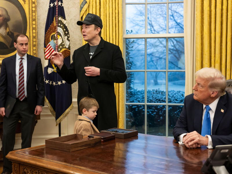 2SM5G20 Elon Musk and his son, X, visit President Donald Trump in the Oval Office of the White House.