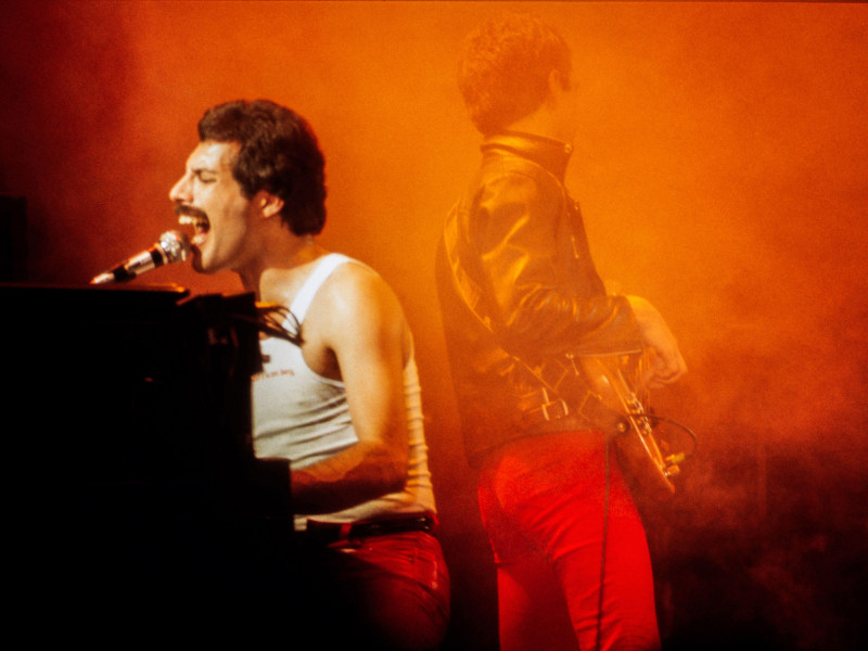 2E9FK19 LEIDEN, THE NETHERLANDS - NOV 27, 1980: Queen during a concert in the Groenoordhallen in Leiden in the Netherlands