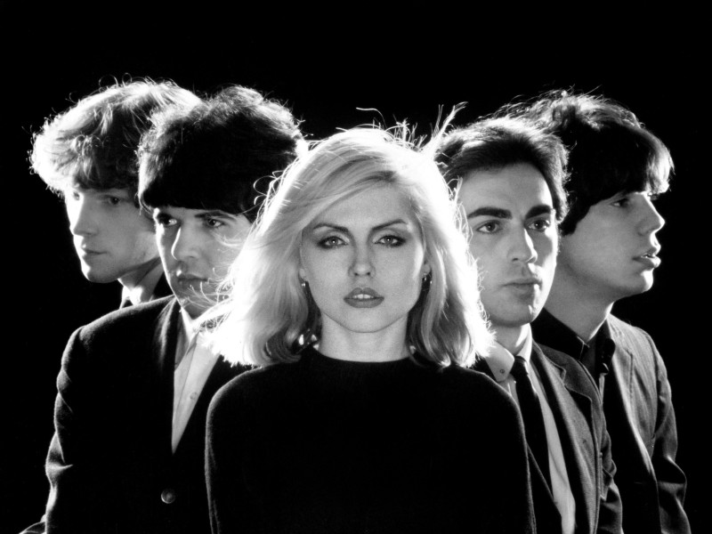 2WK4HKY Blondie. Portrait of Debbie Harry and other members of the pop group, Blondie, 1977. From left to right: Gary Valentine, Clem Burke, Debbie Harry, Chris Stein, Jimmy Destri