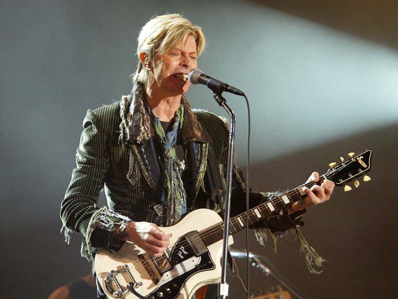 2HBJAAG David Bowie performs and headlines live on stage at the Isle of Wight Festival in Newport, Isle of Wight on Sunday.