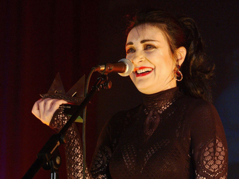 G8DEY9 MOJO Honours List annual awards - Porchester Hall. Siouxsie Sioux with her Icon Award.