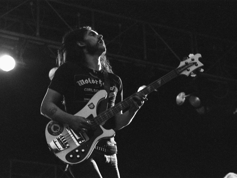 2J0FNM9 Ian Lemmy Kilmister founder and lead singer with the band Motorhead, seen here performing on stage at the Reading Rock Festival. 24th August 1979