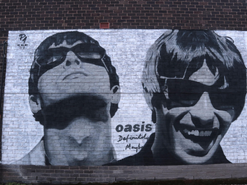 2XH60Y6 Mural of Oasis band members Liam & Noel Gallagher on a wall in Burnage