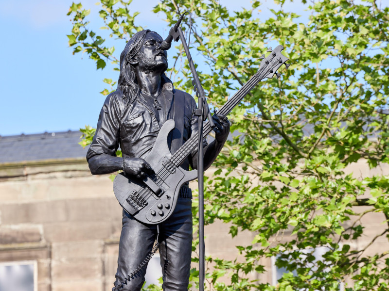 3B9G5H4 Statue of Motorhead singer Lemmy unveiled in Burslem by local sculptor Andy Edwards and marks 10 years since Lemmy's death and 50 years since the band was formed Credit: Phil Crow/Alamy Live News