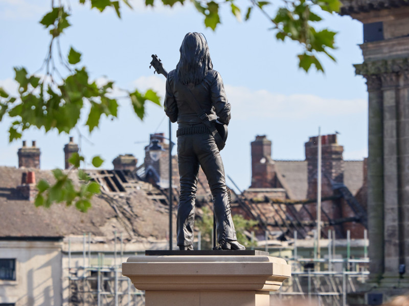 3B9G5H8 Statue of Motorhead singer Lemmy unveiled in Burslem by local sculptor Andy Edwards The statue overlooks the burnt out pub The Leopard Credit: Phil Crow/Alamy Live News