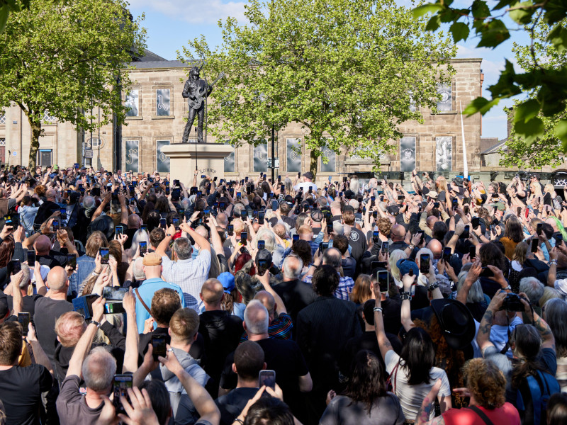 3B9G5GC Statue of Motorhead singer Lemmy unveiled in Burslem by local sculptor Andy Edwards and marks 10 years since Lemmy's death and 50 years since the band was formed Credit: Phil Crow/Alamy Live News