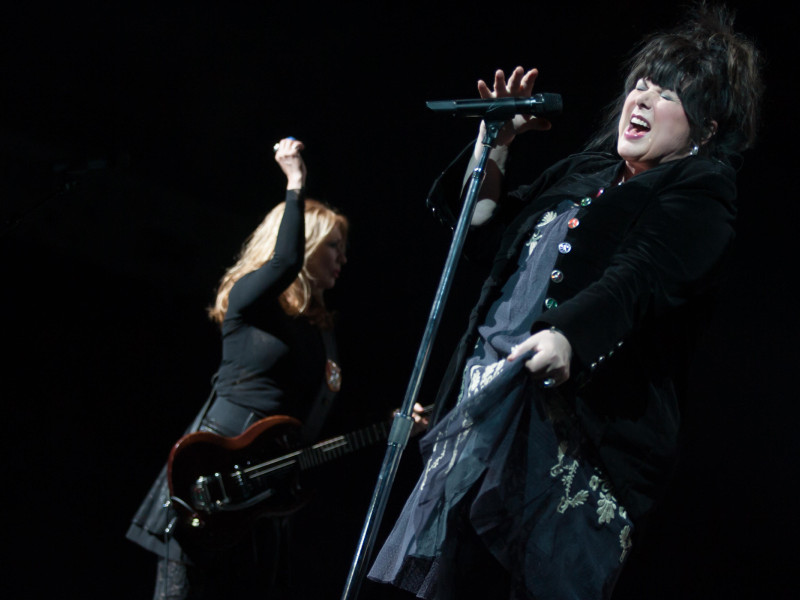 D4YM83 London Ontario, Canada - March 20, 2013. The Wilson sisters, Ann and Nancy of the rock band Heart perform at the Budweiser Gardens in front of over 2000 fans. Credit: Mark Spowart /Alamy Live News