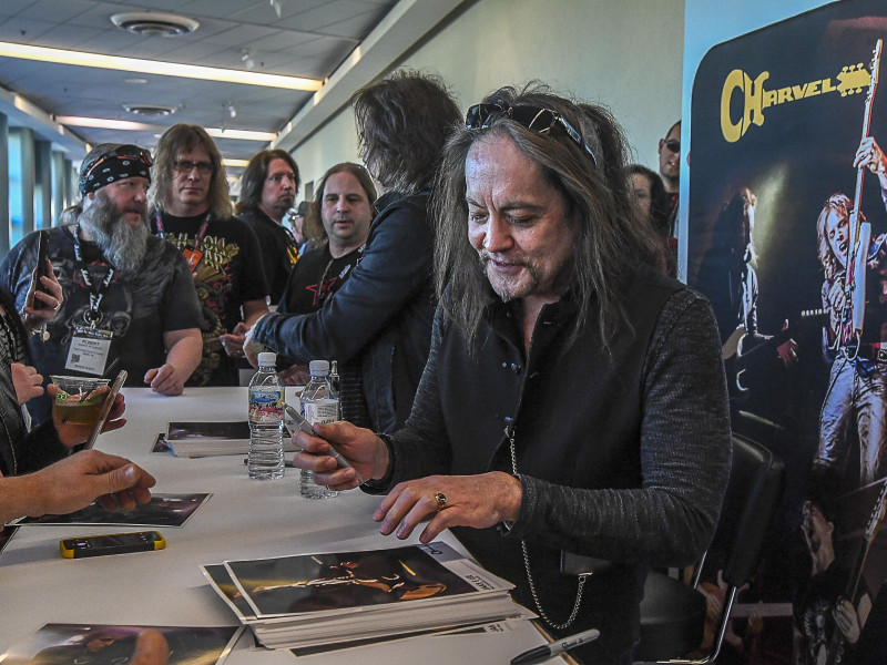 M1R9Y7 Anaheim, CA, USA. 25th Jan, 2018. Jake E Lee signs at the Charvel Signing Table for The 2018 Annual NAMM Show, the global business convention for the music industry at the 2018 Annual NAMM Show, the global business convention for the music industry. Credit: Dave Safley/ZUMA Wire/Alamy Live News