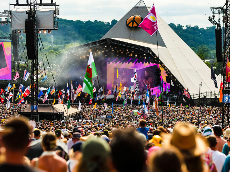 3BN0YDT Das Publikum wahrend des Auftritts von Rod Stewart auf dem Glastonbury Festival 2025 auf der Worthy Farm. Pilton, 29.06.2025