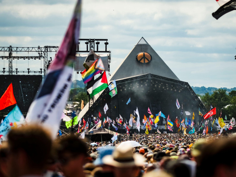 3BN0YEC Das Publikum wahrend des Auftritts von Rod Stewart auf dem Glastonbury Festival 2025 auf der Worthy Farm. Pilton, 29.06.2025