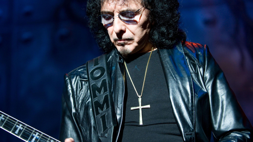3AEXKGK Aug 31, 2008 - Mountain View, California, USA - Guitarist TONY IOMMI of 'Heaven and Hell' performing live at the Shoreline Amphitheater during Metal Masters Tour 2008. Heaven and Hell features the 80's Black Sabbath line-up, Ronnie James Dio, Geezer Butler and Vinny Appice (Credit Image: Jerome Brunet/ZUMAPRESS.com)