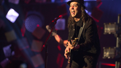 ECM46Y Inglewood, California, USA. 14th Dec, 2014. Guitarist DARON MALAKIAN of System of a Down performs live in concert at the 25th annual KROQ Almost Acoustic Christmas at The Forum in Inglewood, California © Daniel DeSlover/ZUMA Wire/Alamy Live News