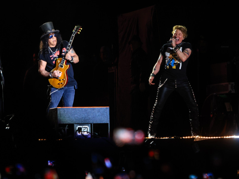 2T5R1WJ Toluca, Mexico. 05th Nov, 2023. TOLUCA, MEXICO - NOVEMBER 5: Slash and Axl Rose of Guns and Roses perform, during a show as part of the 'Hell & Heaven 2023' at Foro Pegaso on November 5, 2023 in Toluca, Mexico. (Photo by Luis Gutierrez/ Norte Photo) Credit: NortePhoto.com/Alamy Live News