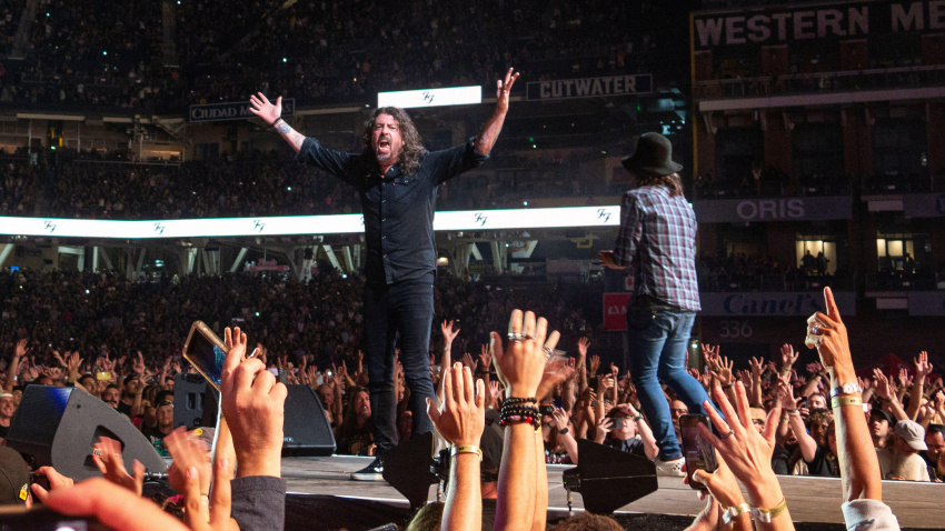 2Y2KRWX August 7, 2024, San Diego, California, USA: Dave Grohl of the rock band Foo Fighters waves to the crowd after a concert at Petco Park. (Credit Image: © K.C. Alfred/ZUMA Press Wire) EDITORIAL USAGE ONLY! Not for Commercial USAGE!